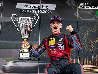 Julian Konrad jubelt nach seinem Titelgewinn mit einem Pokal in der Hand.