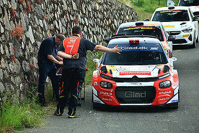 Helfer bei der Rallye ADAC Mittelrhein am Start einer Wertungsprüfung.
