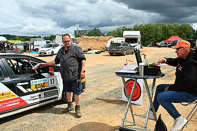 Helfer bei der Rallye ADAC Mittelrhein an der Zeitnahme.